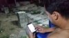 Un joven en Nuevitas se conecta este 1 de octubre al servicio 4G (Foto de Ricardo Fernández).