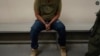 Un inmigrante aguarda a ser procesado en un centro de detención migratorio en Los Ángeles. (AP Foto/Damian Dovarganes, File)