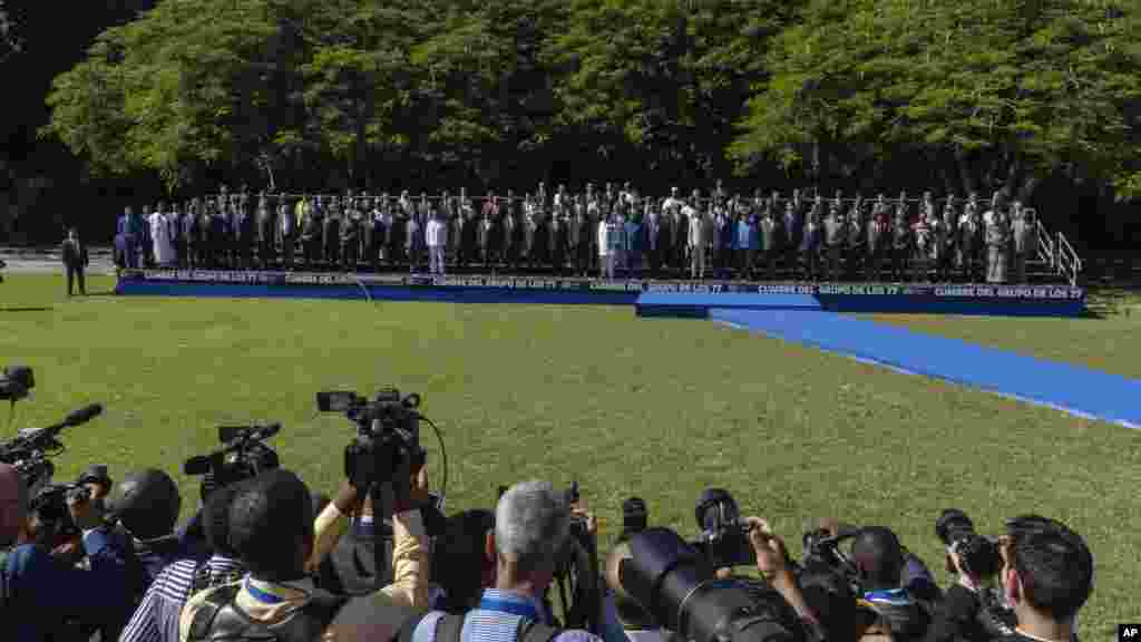  Fotógrafos toman una fotografía grupal de los líderes que asisten a la cumbre del G77 + China en La Habana, Cuba, el viernes 15 de septiembre de 2023. (Foto AP/Ramon Espinosa
