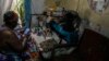 La jubilada Olga Lidia Lahera chequea su celular en su casa en La Habana, el 13 de junio de 2022.