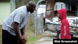 Shaquille O'Neal jugó baloncesto con varios niños en una calle de Gainesville, Florida.