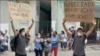 Luis Robles, manifestándose pacíficamente en Centro Habana poco antes de ser arrestado por la policía política cubana