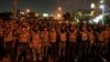 Fuerzas de seguridad iraquíes observan a partidarios de grupos armados chiítas iraquíes durante una protesta contra Estados Unidos cerca de la embajada de EEUU y otras misiones en Bagdad, Irak, el 18 de octubre de 2023. REUTERS/Ahmed Saad