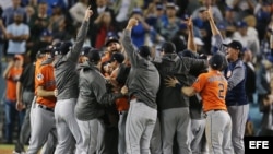 Los jugadores de los Astros de Houston celebran su triunfo al término del séptimo y definitivo juego de la Serie Mundial de las Grandes Ligas (MLB) de béisbol disputado contra los Dodgers de Los Angeles.