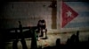 Un cubano se conecta a Internet desde su celular. AP Photo/Ramon Espinosa