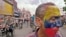 Un trabajador en Caracas en medio de una protesta (AFP/Juan Barreto).