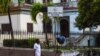 Tribunal Municipal de 10 de Octubre, donde son juzgados varios manifestantes del 11 de julio, entre ellos menores de edad. (YAMIL LAGE / AFP)
