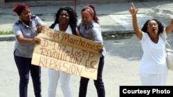 Berta Soler y otras Damas de Blanco .