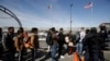 Un grupo de migrantes cubanos espera en el Puente Paso del Norte de Ciudad Juárez para solicitar asilo a las autoridades de EEUU el 1 de abril de 2019.