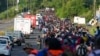Migrantes caminan por la carretera de Huixtla tras salir de Tapachula, en el sur de México, con la esperanza de llegar a la frontera norte del país y, en última instancia, a Estados Unidos, el martes 5 de noviembre de 2024. (AP Photo/Moises Castillo)