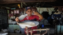El arroz se convierte en un producto de lujo en Cuba Un vendedor despacha arroz en una bodega estatal en Cuba. (Yamil Lage/AFP/Archivo)