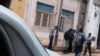 La policía vigila la vivienda del periodista Esteban Rodríguez, uno de los jóvenes que protestó en San Isidro. (Facebook)