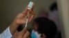 Una enfermera prepara una dosis de la vacuna cubana Abdala contra el COVID-19, en La Habana, el 23 de junio de 2021. (AP/Ramón Espinosa)