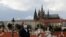 Un hombre viste una máscara en Praga. REUTERS/David W Cerny
