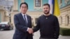Fumio Kishida y Volodymyr Zelenskyy posan tras la reunión en Kyiv, el 21 de marzo de 2023. (Oficina de Prensa Presidencia Ucrania via AP)