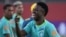 El jugador brasileño Vinicius Junior hace un gesto durante una sesión de entrenamiento de la selección nacional de fútbol de Brasil en el estadio Manuel Barradas en Salvador, Estado de Bahía, Brasil, el 17 de noviembre de 2024.