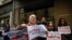 Manifestantes en París piden la libertad de Alexei Navalny, el 23 de abril de 2023. (REUTERS/Sarah Meyssonnier).