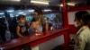 Viajeros procedentes de Cancún, México, hacen el chequeo de inmigración en el aeropuerto José Martí, de La Habana. (AP Photo/Ramon Espinosa)