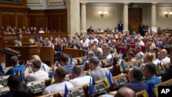 El presidente de Ucrania, Volodimir Zelenskyy, se dirige a los legisladores durante una sesión del parlamento ucraniano el 28 de junio de 2023. (Oficina de Prensa Presidencial de Ucrania vía AP)