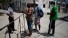 Un policía impide la entrada a un barrio en cuarentena por coronavirus en La Habana. REUTERS/Alexandre Meneghini