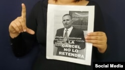 Nelva Ismaray Ortega Tamayo sostiene una foto de su esposo, el líder de UNPACU José Daniel Ferrer, detenido tras las protestas del 11J en Cuba.