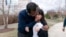 El excandidato presidencial nicaragüense, Felix Maradiaga, uno de los más de 200 prisioneros políticos liberados de Nicaragua, abraza a su hija, Alejandra, después de llegar a los Estados Unidos el 9 de febrero de 2023. (AP Photo/José Luis Magana).