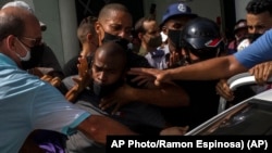 La policía detiene a un manifestante antigubernamental durante una protesta en La Habana, Cuba, el domingo 11 de julio de 2021.