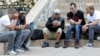 Varias personas conectadas a internet con sus dispositivos móviles en La Habana.