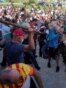 Vestidos de civil reprimen a los manifestantes que piden "Libertad". REUTERS/Alexandre Meneghini