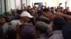 La policía arresta a un hombre en la apertura del mercado de Cuatro Caminos. (Captura de video/Cubanet)
