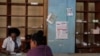 Una farmacia en la isla prácticamente sin medicamentos.