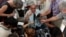 Raúl Rivero habla a medios de prensa en Cuba tras ser excarcelado en 2004. REUTERS/Claudia Daut