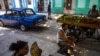 Un vendedor ambulante en La Habana, en julio de 2023. (AP Photo/Ramon Espinosa)