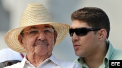 Raúl Castro con su nieto y escolta Raúl Guillermo Rodríguez Castro (i-d).