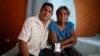 Alberto Betancourt y su madre Mayra Pérez posan con una foto de su hermana Daylin Betancourt, detenida por la policía durante una protesta, en La Habana, Cuba, el 19 de julio de 2021. Fotografía tomada el 19 de julio de 2021. REUTERS / Alexandre Meneghini