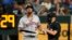 José Abreu, de los Astros de Houston, camina hacia el dugout después de ser declarado out por strikes en la quinta entrada del juego contra los Rangers de Texas en Arlington, Texas, el 5 de abril de 2024. (Foto AP /Tony Gutiérrez)