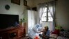 Una enfermera administra la vacuna contra COVID-19 del fabricante estadounidense Pfizer a una mujer en Selangor, Malasia, el 13 de julio de 2021. (AP/Vincent Thian).
