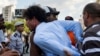 Arresto en 2019 del periodista independiente Boris González Arenas, durante la cobertura de una marcha en La Habana de la comunidad LGTBI. (Yamil Lage/AFP)