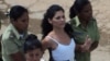 Dama de Blanco Saily Navarro (centro) conducida por miembros de la policía política cubana