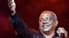Pablo Milanés saluda al público durante un concierto en el Teatro Nacional de La Habana.