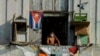 Un cubano observa la calle desde su balcón en La Habana, el 11 de abril de 2020. (Yamil Lage/AFP).