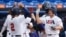 Nicke Allen (12) celebra con el segunda base Eddy Alvarez (2) después de conectar un jonrón en la cuarta entrada del juego contra Puerto Rico. (Sam Navarro-USA TODAY Sports)
