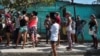Una cola para comprar alimentos en Cuba.