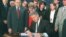 El presidente Bill Clinton promulga la Ley Helms-Burton. A su izquierda el congresista Bob Menendez y el senador Jesse Helms.