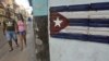 Una pareja camina por una calle en La Habana. EFE/Ernesto Mastrascusa