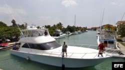 Yate en el que llegaron los nietos del escritor estadounidense Ernest Hemingway, John y Patrick Hemingway, a las instalaciones de la marina Hemingway, en La Habana (Cuba).