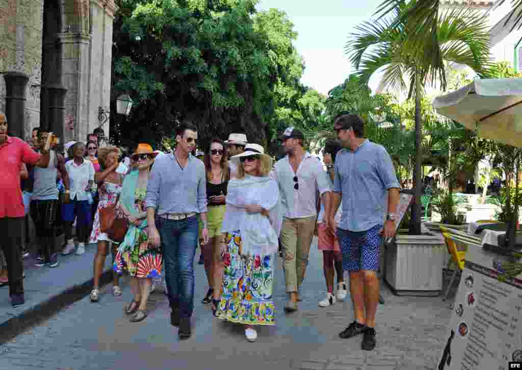 - La cantante y compositora Madonna (c) camina hoy, martes 16 de agosto del 2016, por una calle de La Habana Vieja en Cuba. Madonna, que hoy cumple 58 años, celebró el día con un paseo por las pintorescas calles del lugar, que también recorrió a bordo de