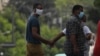 Un agente vestido de civil detiene el martes a un hombre en el lugar donde estaba previsto que se hiciera la protesta (Alexandre Meneghini/Reuters).