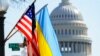 Las banderas de Ucrania, Estados Unidos y el Distrito de Columbia ondean en la Avenida Pensilvania cerca del Capitolio. (AP Foto/J. Scott Applewhite)