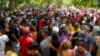 Cubanos frente a la embajada de Panamá, en La Habana, en 2022, un día después de que el gobierno panameño anunciara que requeriría visas de tránsito para los cubanos. (AP/Ismael Francisco/Archivo)